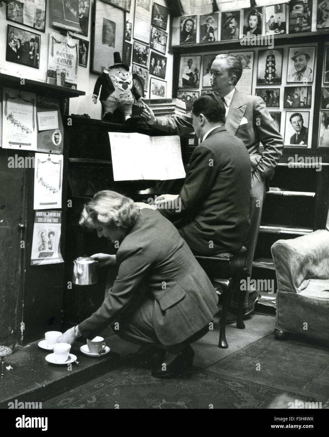 DENMARK STREET, Londra. Un compositore di musica dell'ufficio in Tin Pan Alley circa 1952 Foto Stock