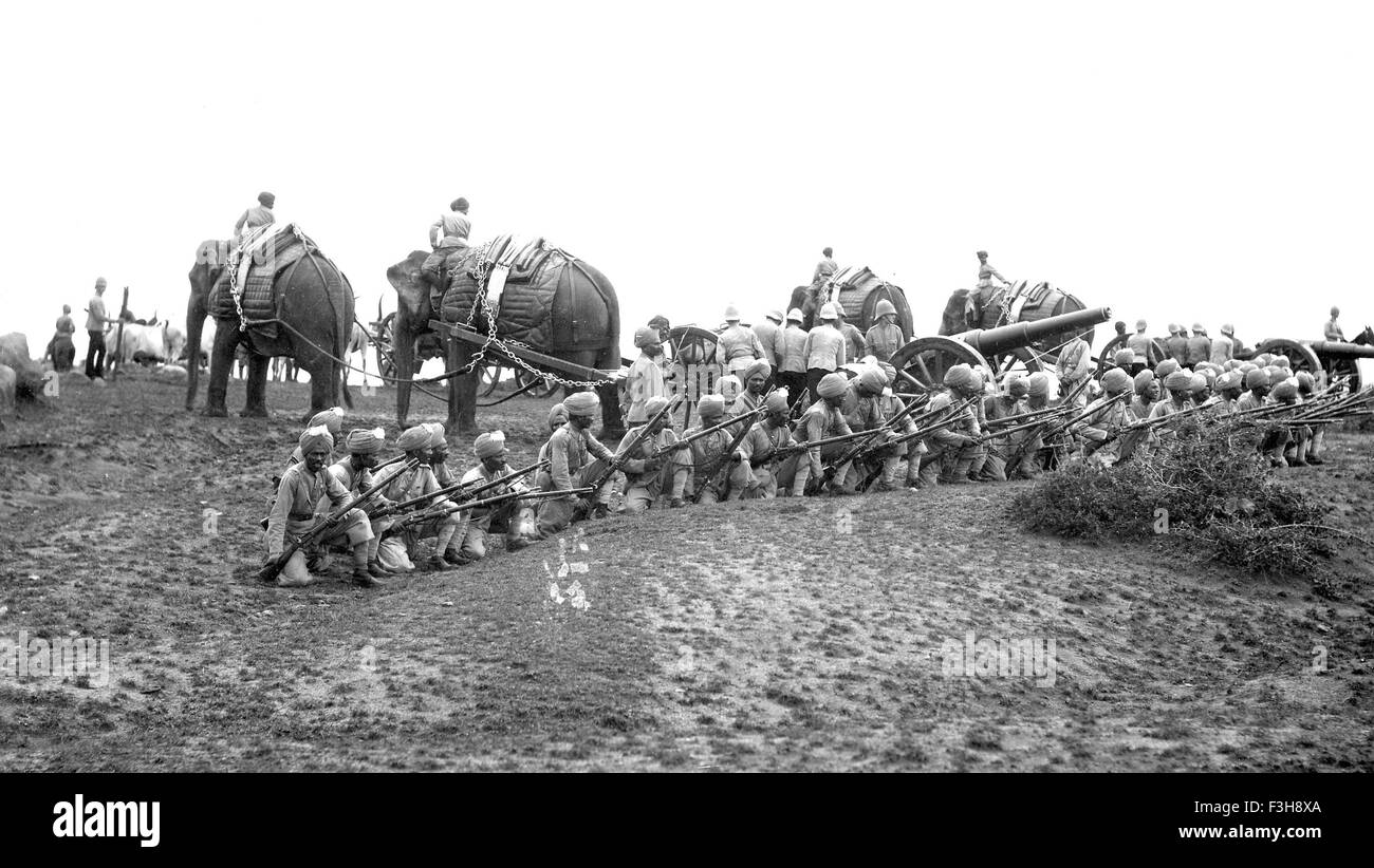 BRITISH esercito indiano unità di Artiglieria con gli elefanti circa 1905 Foto Stock