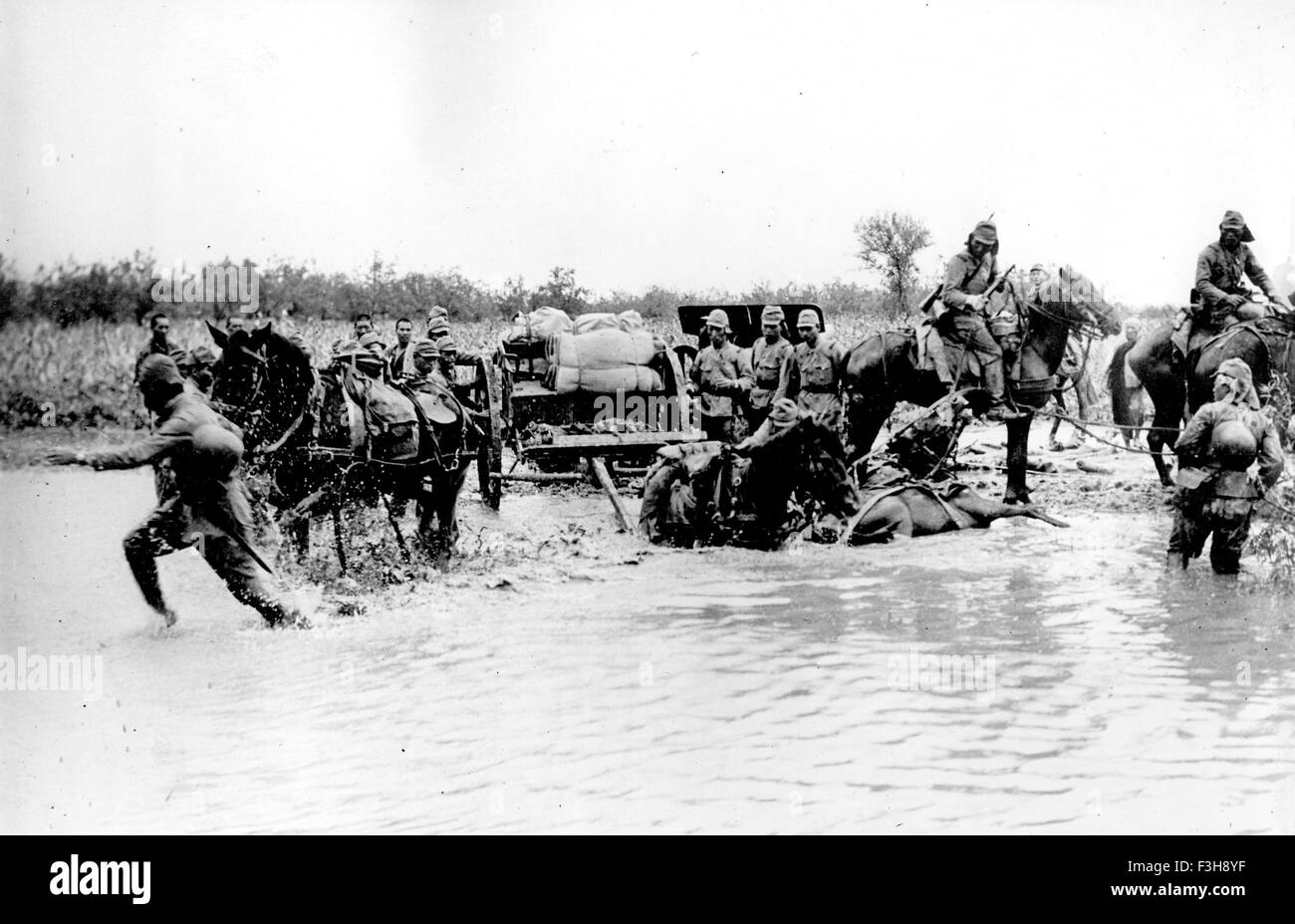 SINO-giapponese la guerra 1931-1945. Giapponese unità di artiglieria che attraversa un fiume di 1940 Foto Stock