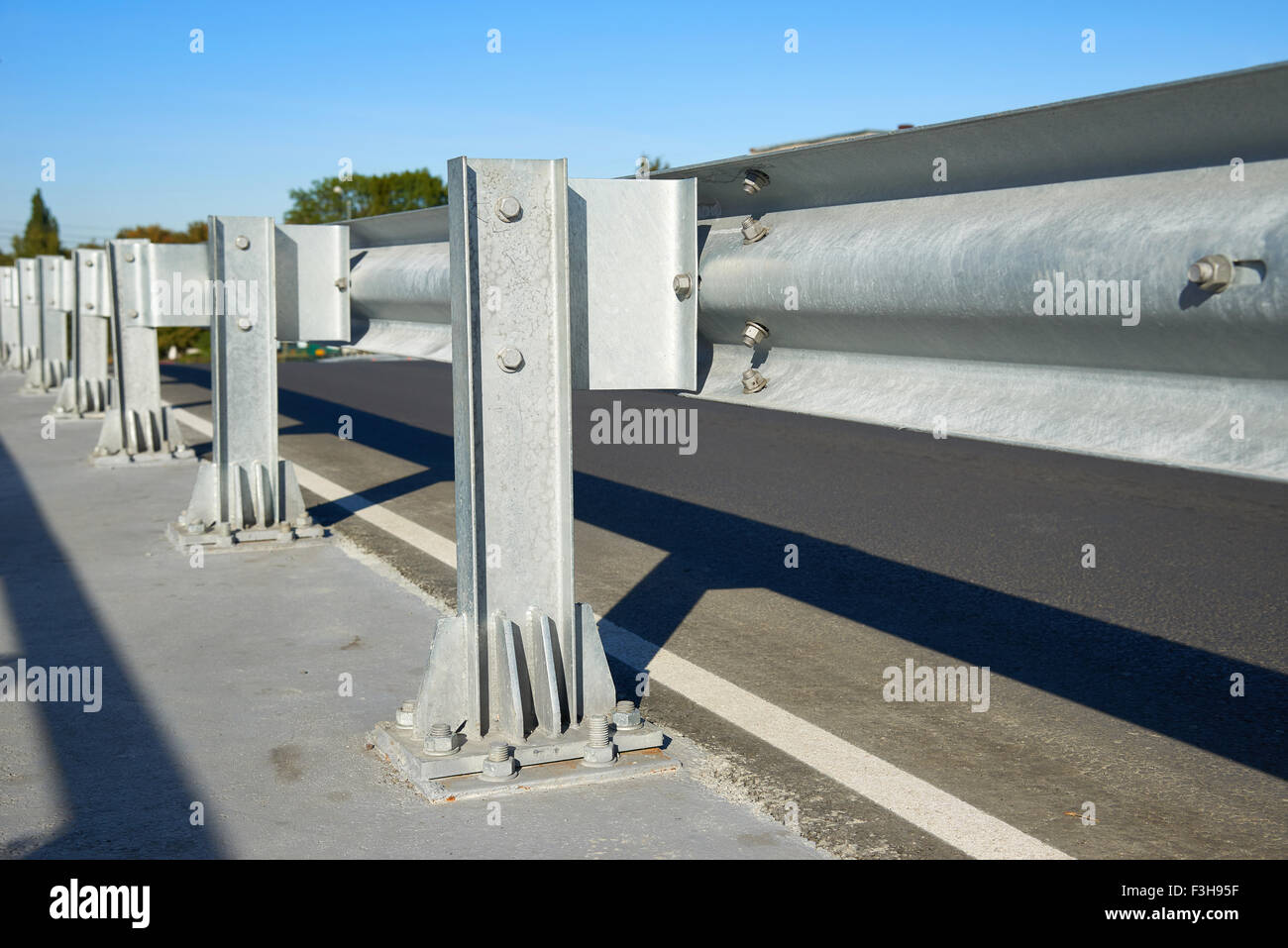 Anodizzato acciaio sicurezza barriera sulla freeway bridge Foto Stock