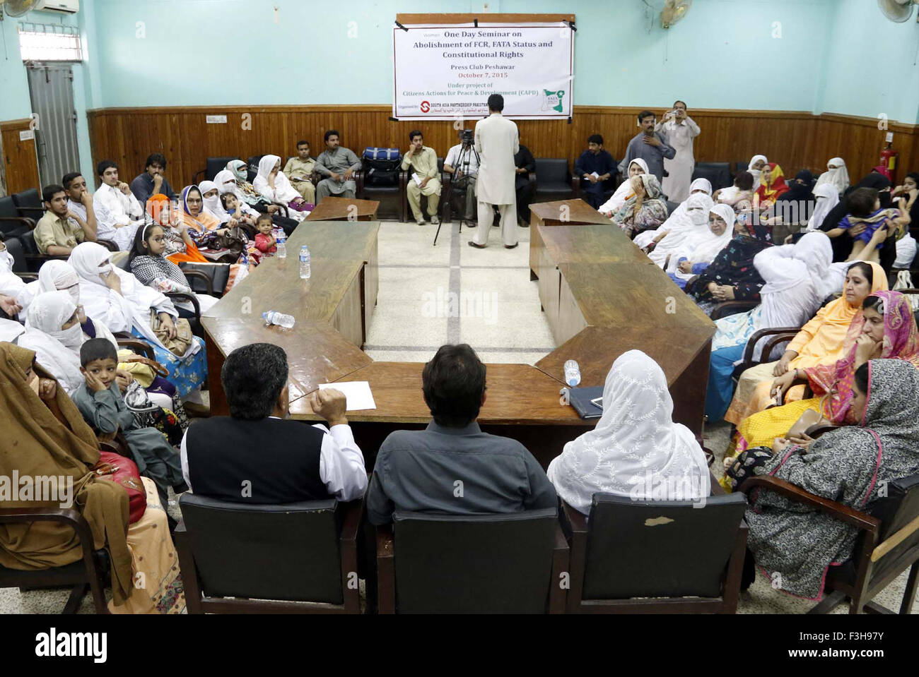 Persone da FATA sono partecipanti al seminario sulla abolizione del FCR e FATA status e diritti costituzionali sotto il progetto del cittadino di azioni per la pace e lo sviluppo tenutasi a Peshawar press club il Mercoledì, Ottobre 07, 2015. Foto Stock