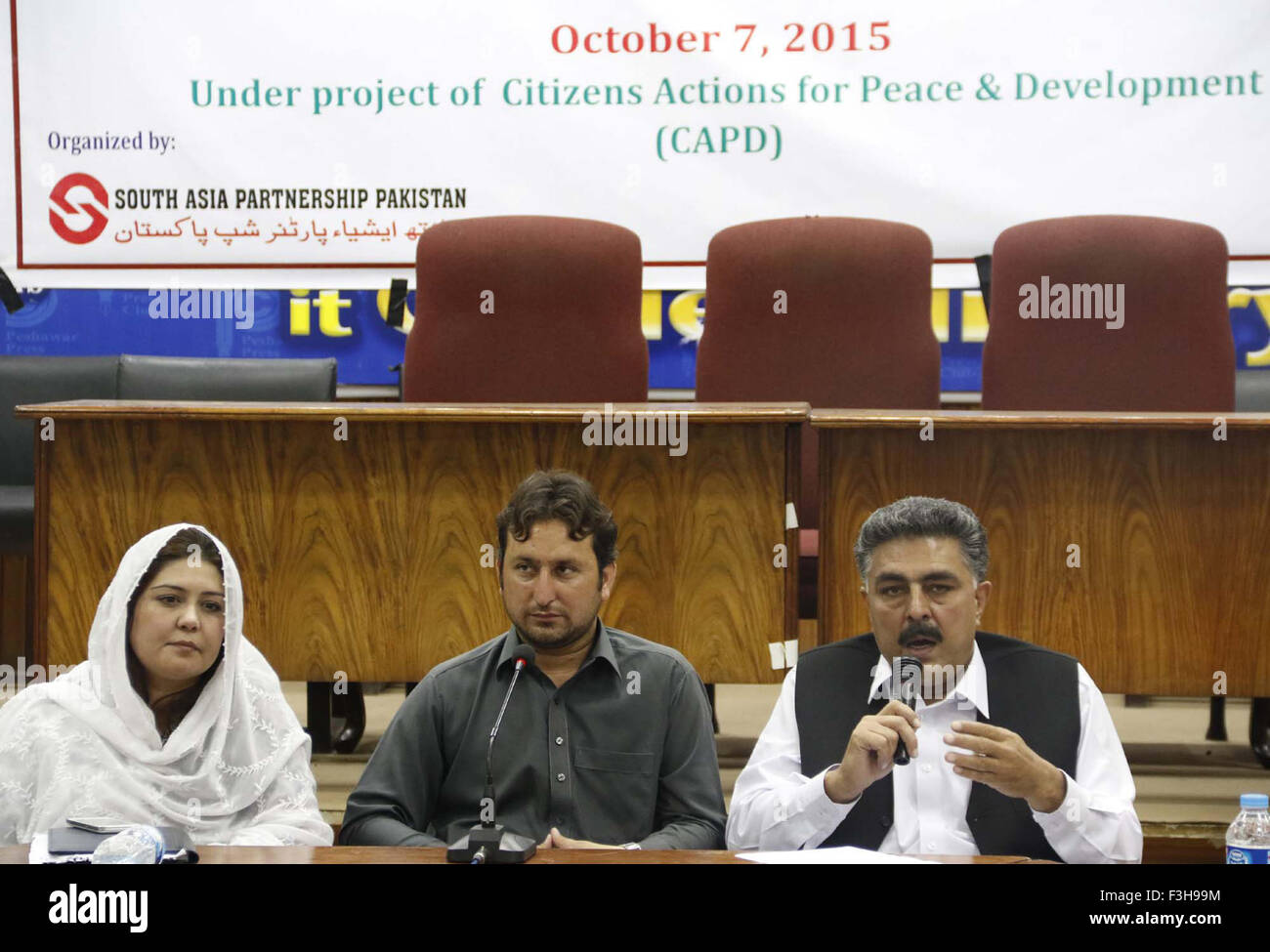 Persone da FATA sono partecipanti al seminario sulla abolizione del FCR e FATA status e diritti costituzionali sotto il progetto del cittadino di azioni per la pace e lo sviluppo tenutasi a Peshawar press club il Mercoledì, Ottobre 07, 2015. Foto Stock