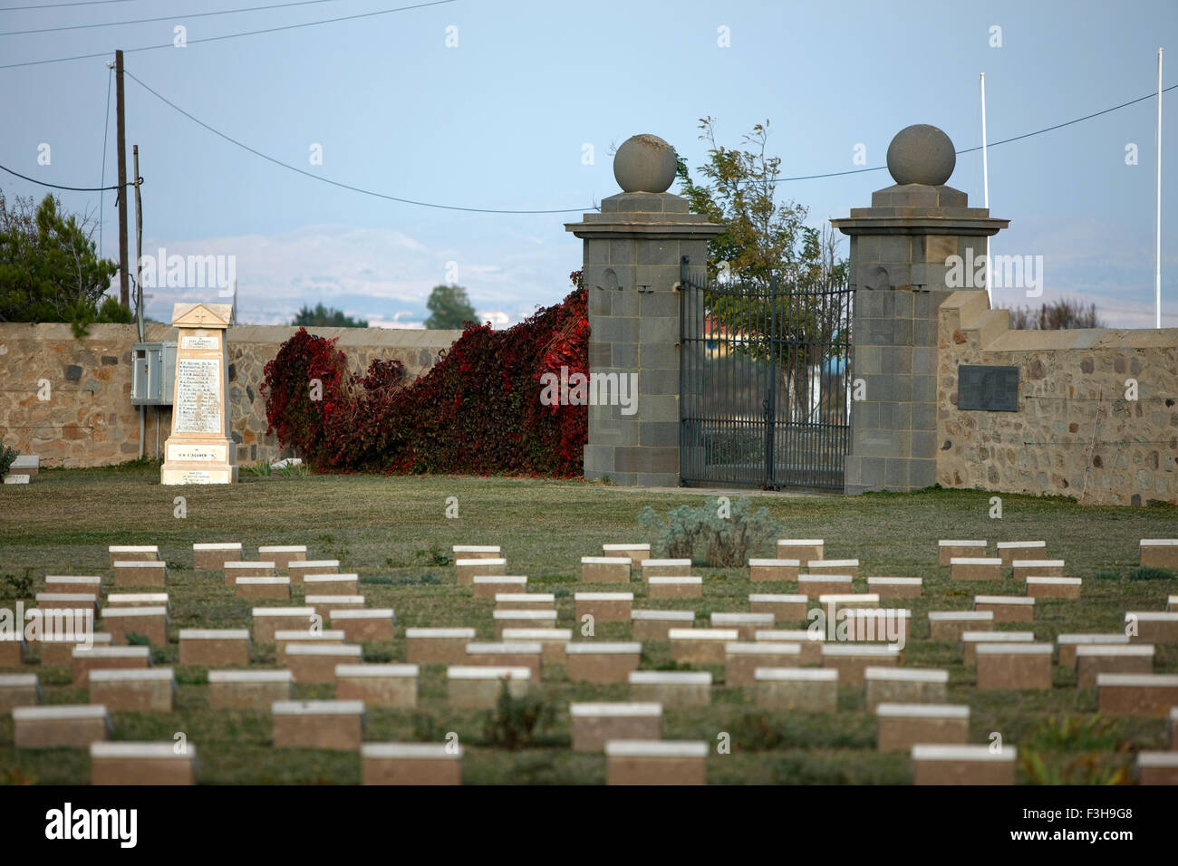 Cancelli di ingresso della CWGC Oriente Mudros Cemetery & HMS Agamennone memorial.Vista dal memorial indù-esercito indiano sezione musulmano Foto Stock