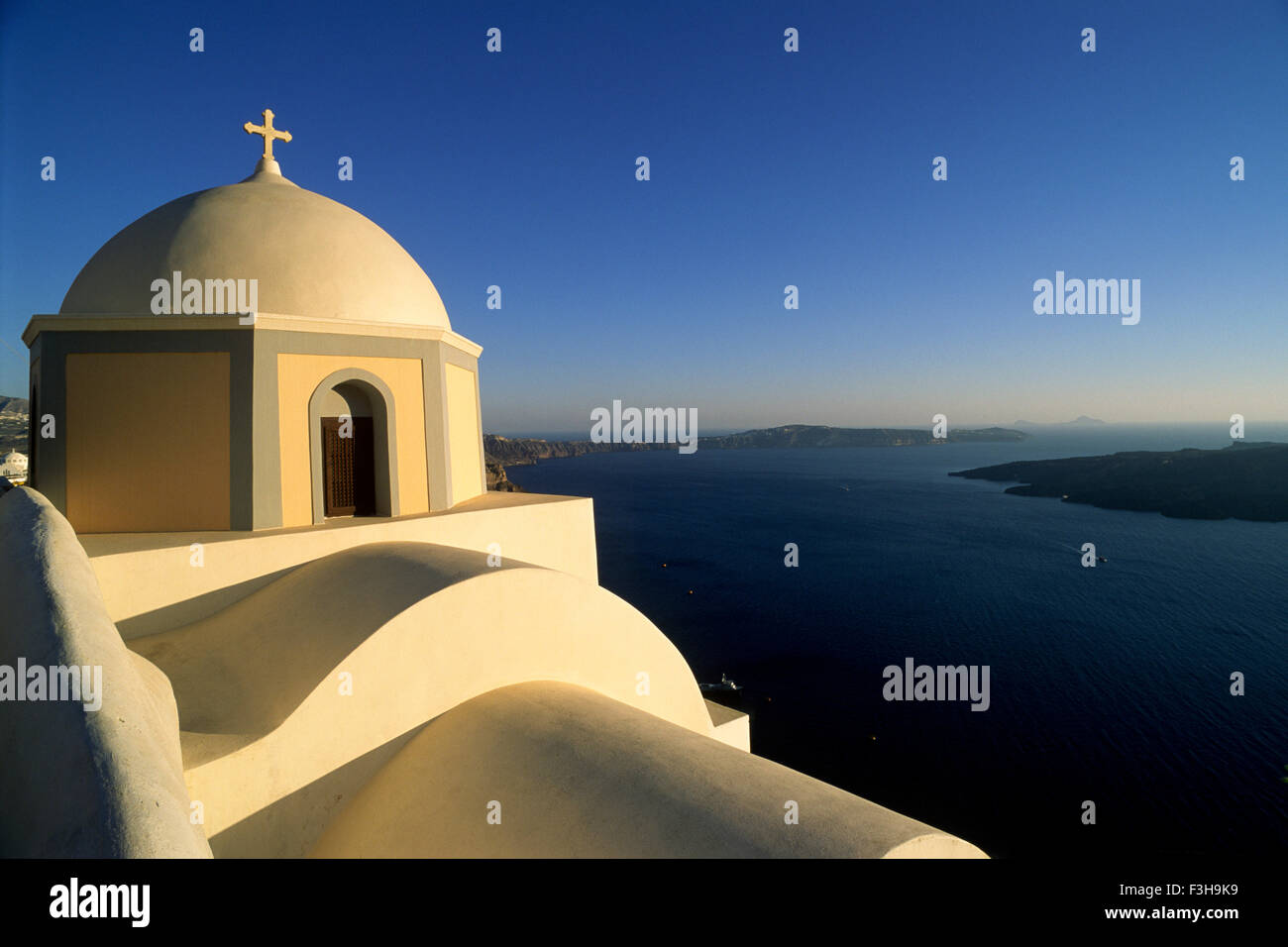 Grecia, Isole Cicladi, Santorini, Fira, chiesa cattolica di Agios Stylianos Foto Stock