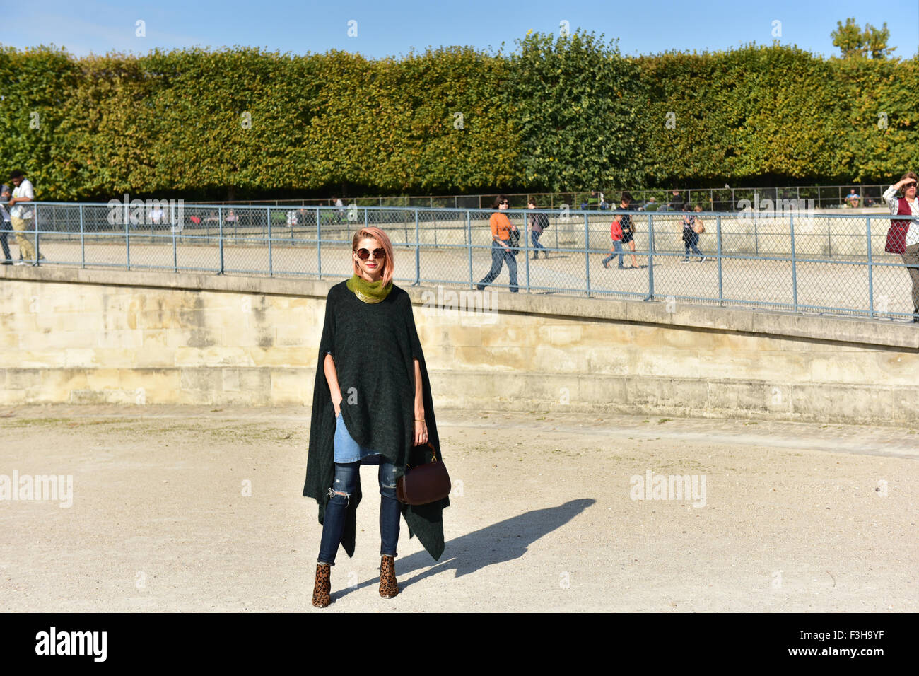 Blogger Samantha Angelo che pongono al di fuori del Elie Saab spettacolo in pista durante la settimana della moda di Parigi - Ott 3, 2015 - Foto: Pista Manhattan/Celine Gaille ***per solo uso editoriale*** Mindesthonorar 50,- EUR/tariffa minima 50,- EUR/picture alliance Foto Stock