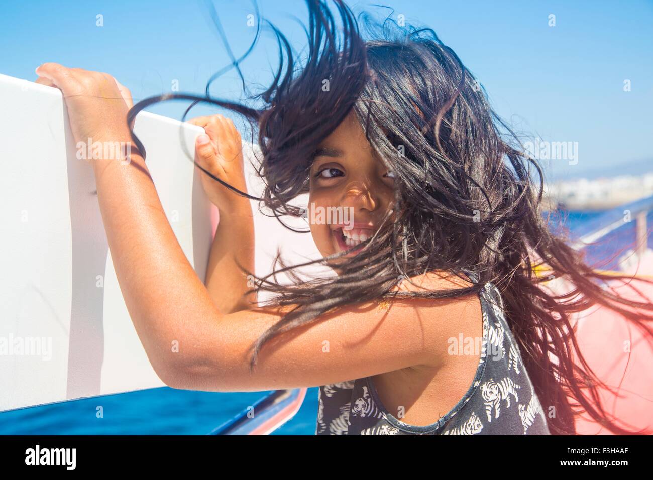 Carina ragazza con i capelli spazzate dal vento sul viaggio in barca, Tarifa, Spagna Foto Stock