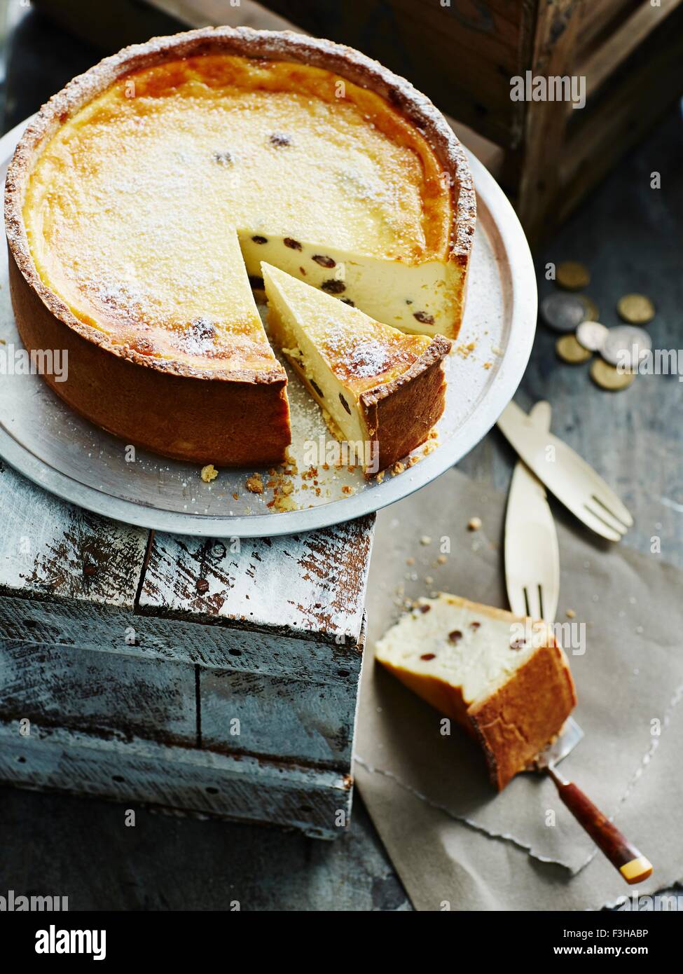 Italiano Torta di ricotta con fette tagliate, close-up Foto Stock