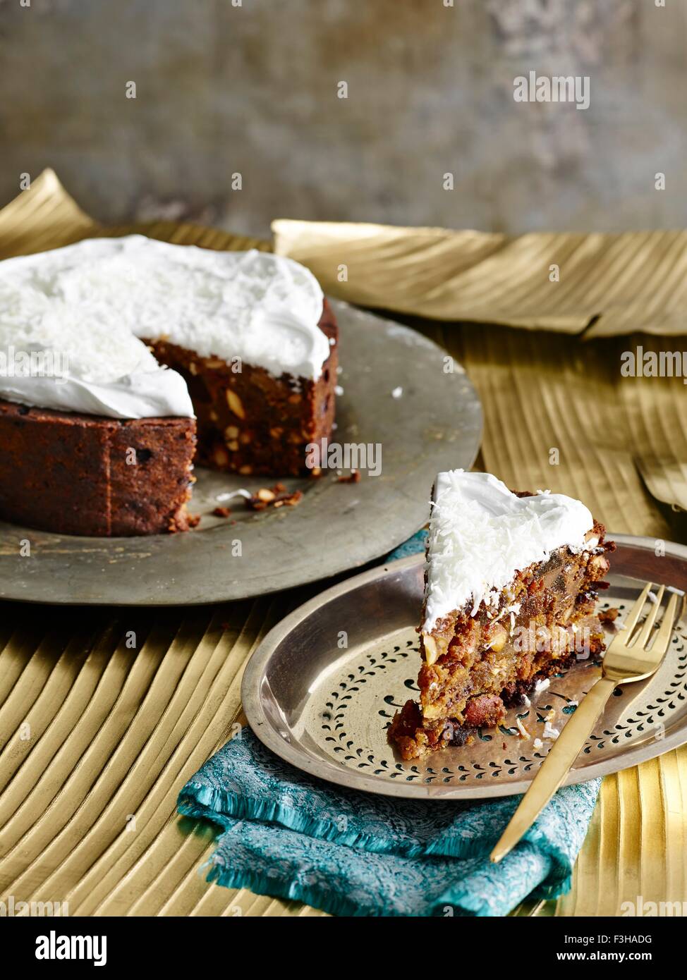 Il governo dello Sri Lanka la torta di Natale argento sul piatto di portata con forcella di pasticceria Foto Stock