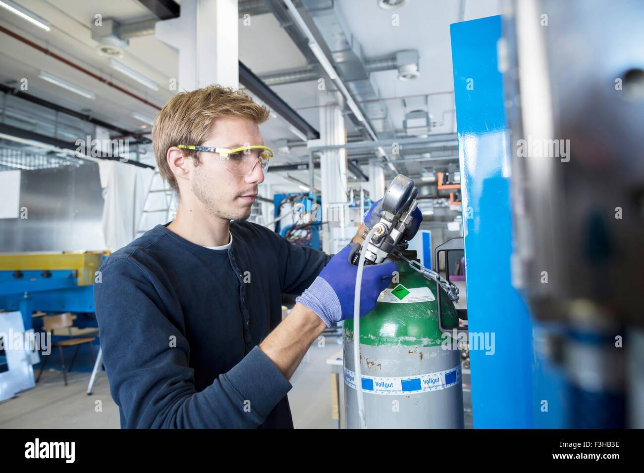 Tecnico di fabbrica valvole di controllo in fabbrica Foto Stock