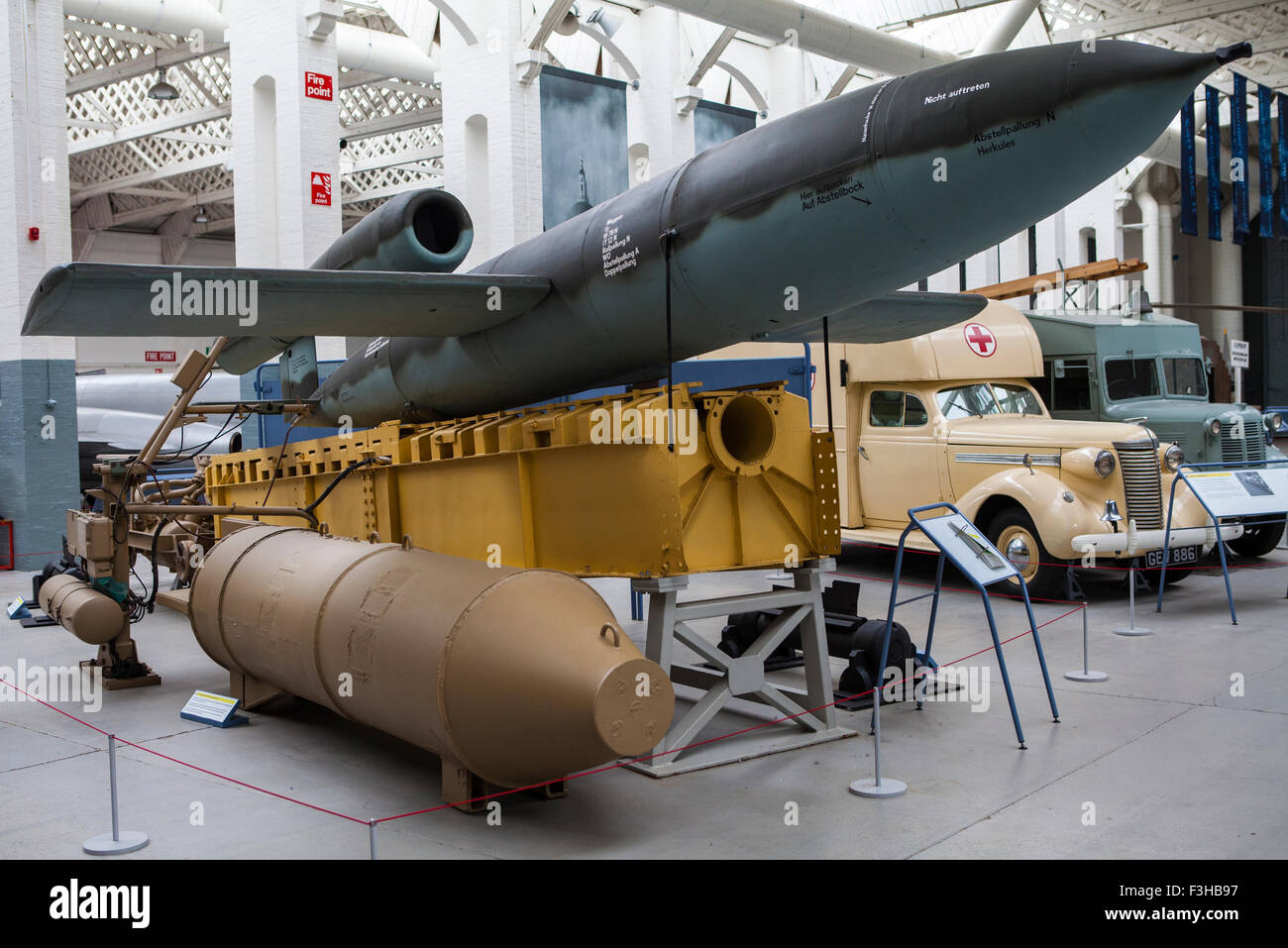 CAMBRIDGESHIRE, Regno Unito - 5 Ottobre 2015: V1 battenti bomba, noto anche come Doodlebug, sul display all'Imperial War Museum Duxford Foto Stock CAMBRIDGESHIRE, Regno Unito - 5 Ottobre 2015: V1 battenti bomba, noto anche come Doodlebug, sul display all'Imperial War Museum Duxford Foto Stock