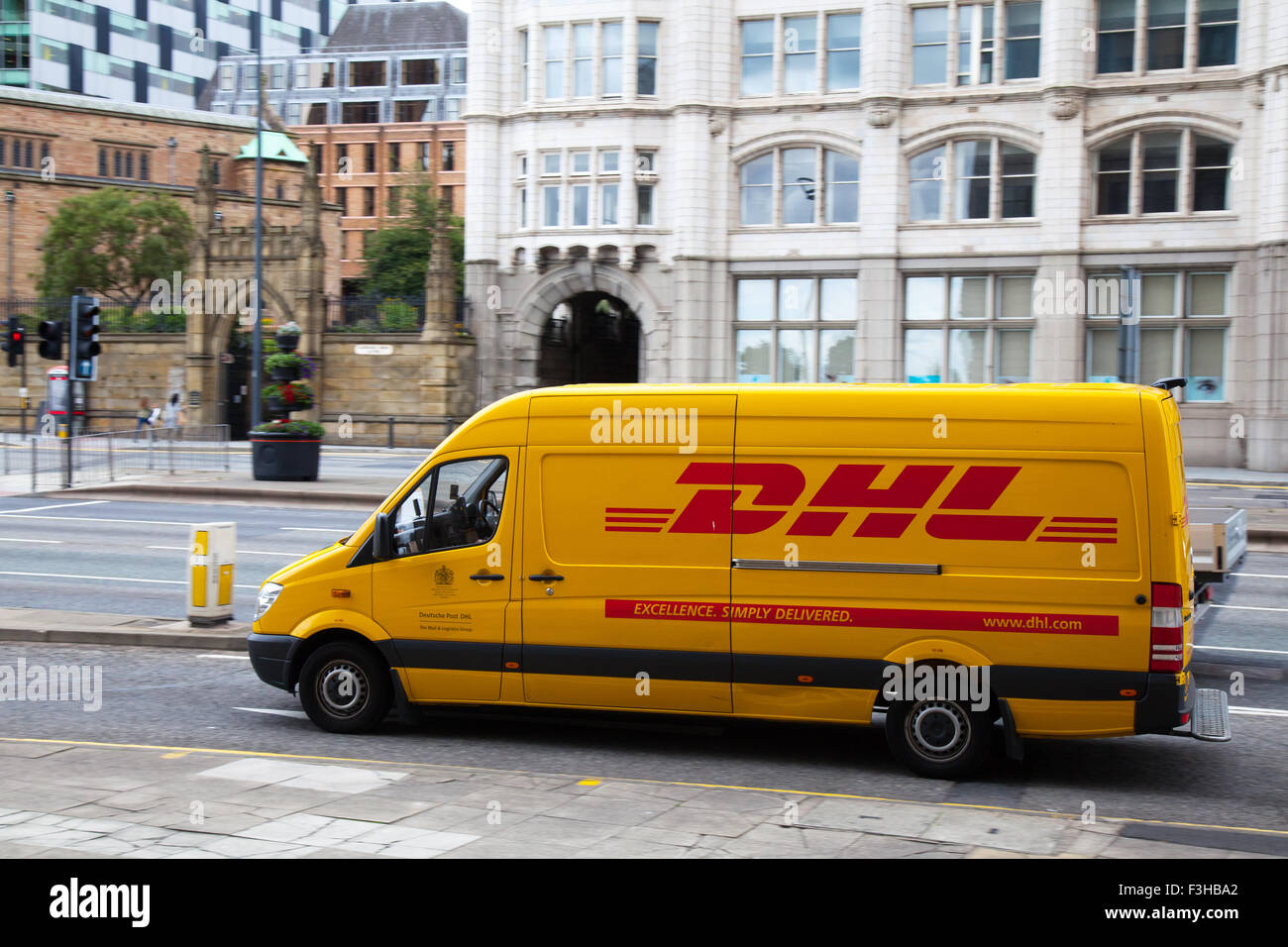 DHL van; vetture vista laterale strada la sfocatura sullo Strand centro di Liverpool Merseyside, Regno Unito. Il traffico veicolare su The Strand. Foto Stock