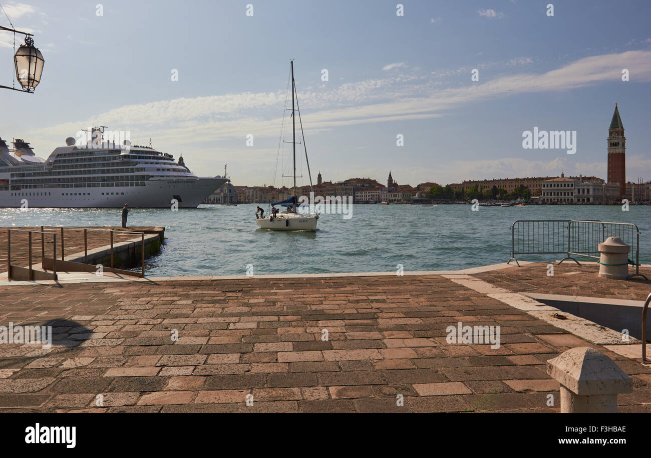 Gigantesca nave da crociera in Canal San Marco tra Venezia e San Giorgio Maggiore isola Veneto Italia Europa Foto Stock