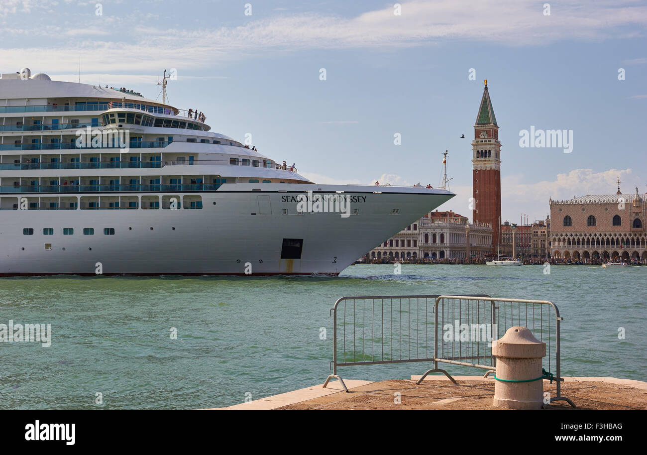 Gigantesca nave da crociera in Canal San Marco tra Venezia e San Giorgio Maggiore isola Veneto Italia Europa Foto Stock