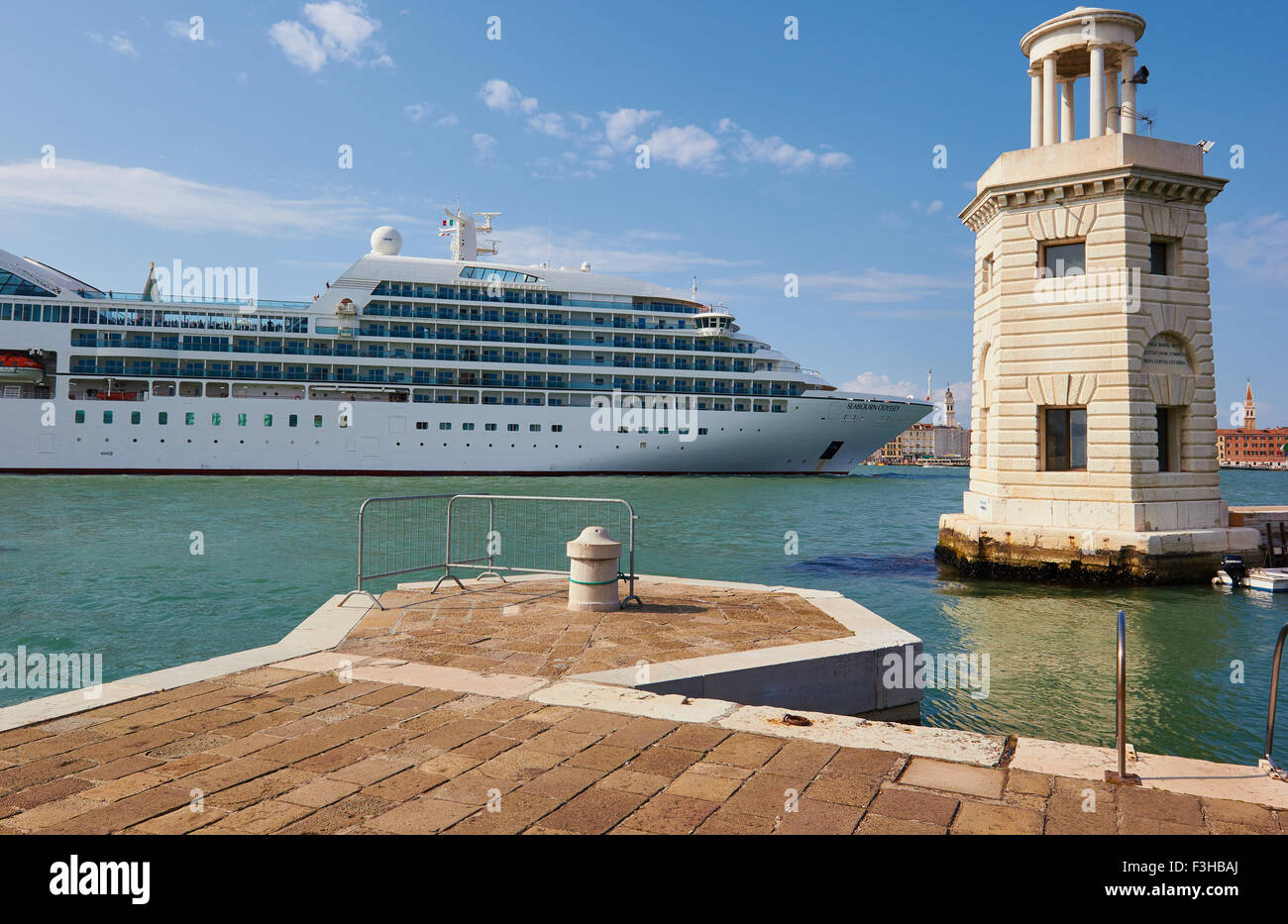 Gigantesca nave da crociera in Canal San Marco tra Venezia e San Giorgio Maggiore isola Veneto Italia Europa Foto Stock