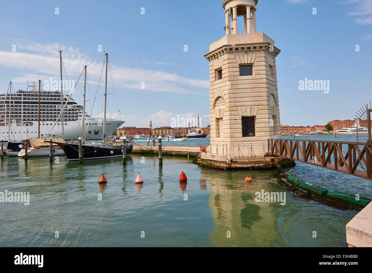 Gigantesca nave da crociera in Canal San Marco tra San Giorgio Maggiore isola e Venezia Veneto Italia Europa Foto Stock