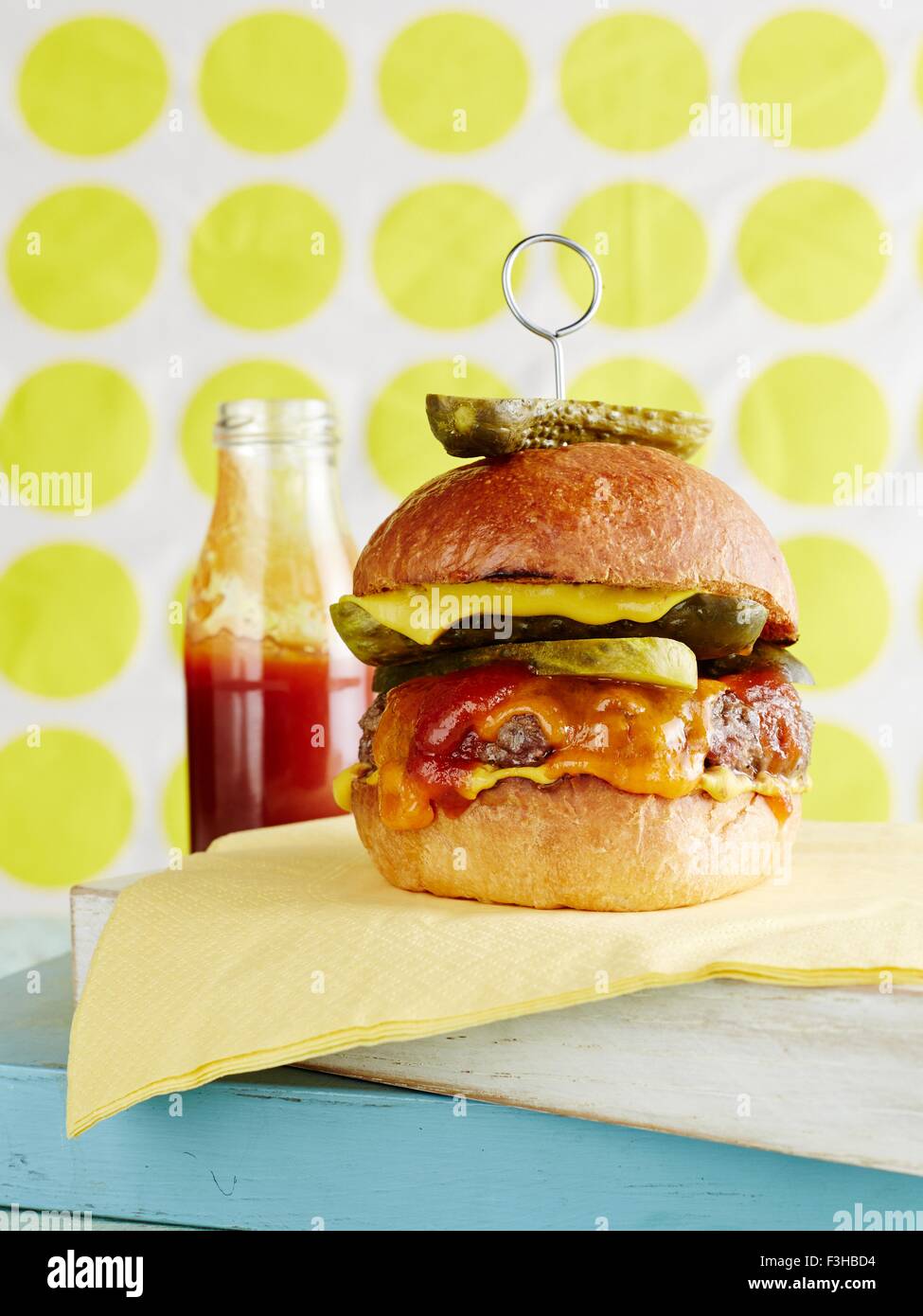 Ancora in vita di cheeseburger con sfondo rétro Foto Stock