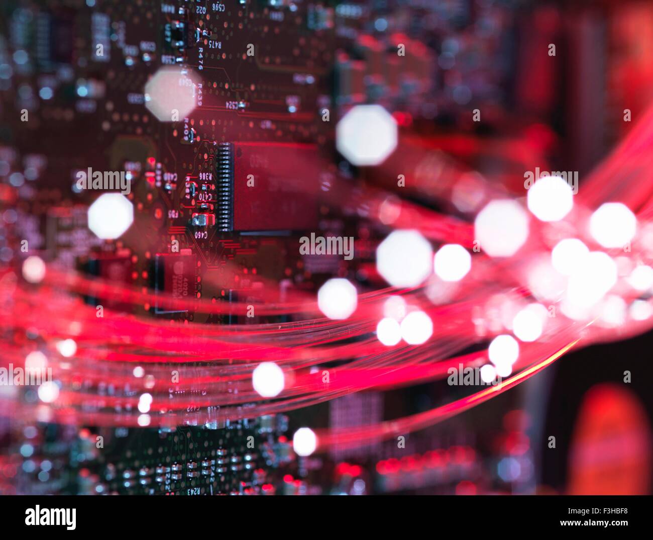 Le fibre ottiche che fluisce attraverso le schede di circuito da un computer portatile, close-up Foto Stock