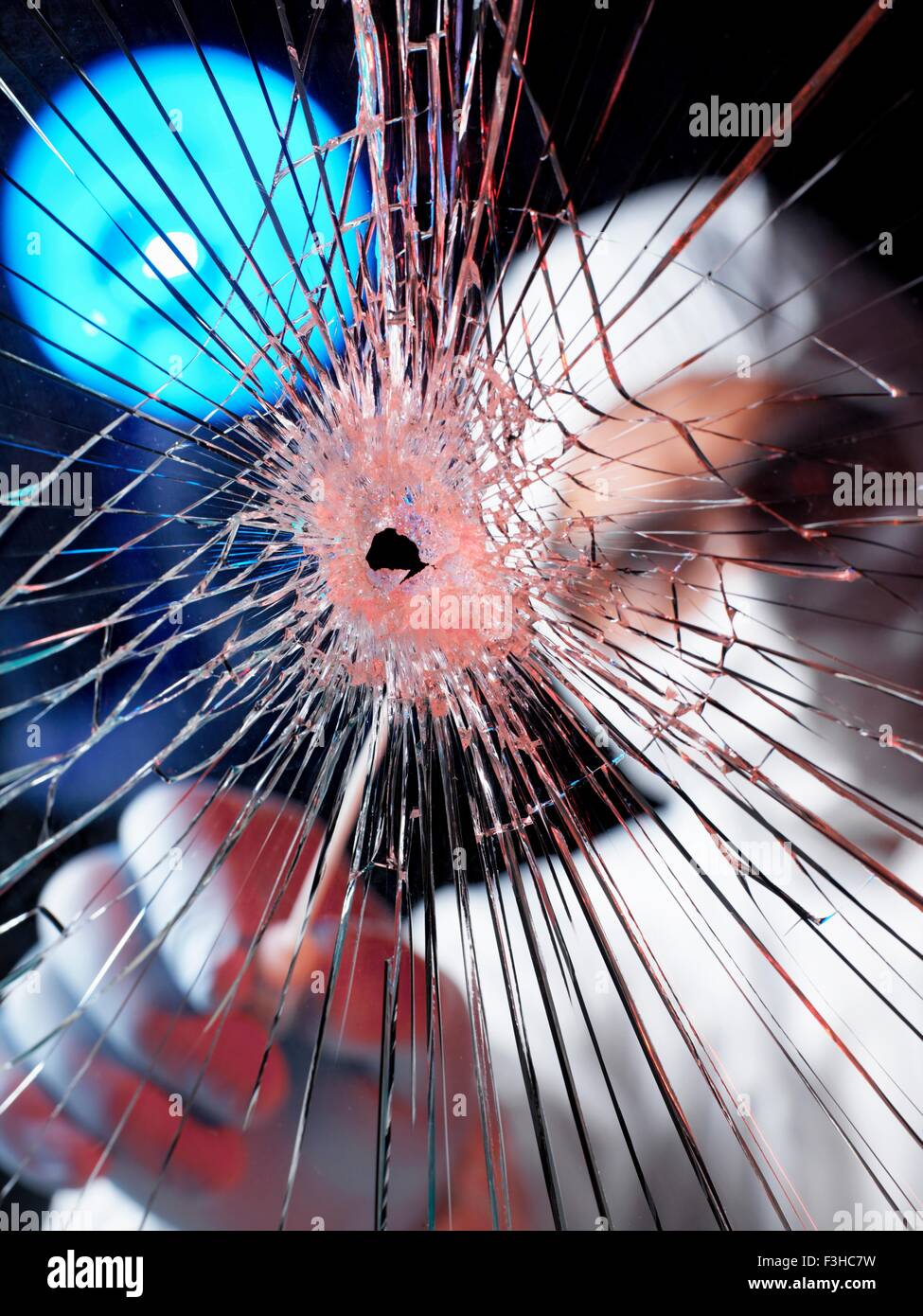 Forensics officer con bastoncino per raccogliere prove da vetro rotto Foto Stock