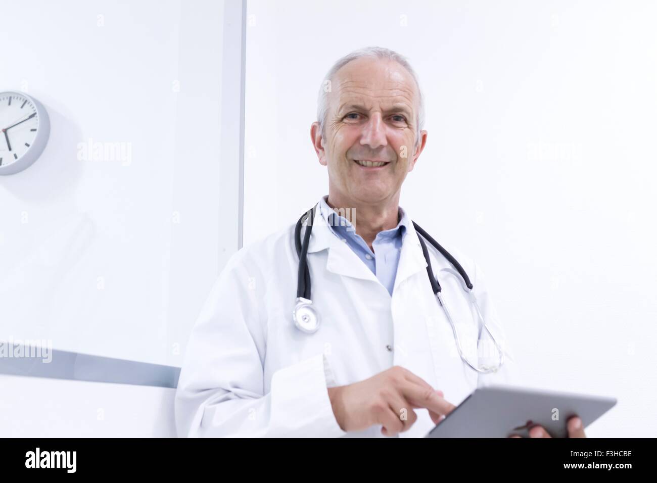 Ritratto di medico maschio utilizzando tavoletta digitale Foto Stock