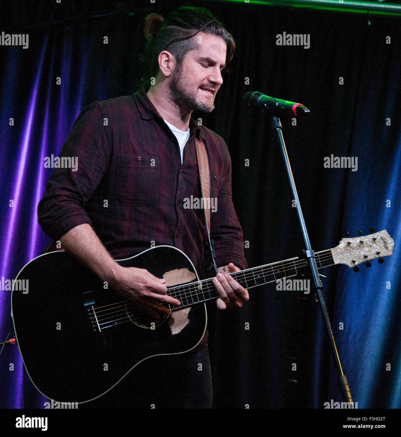 Bala Cynwyd, Pennsylvania, USA. 30 Settembre, 2015. American Singer-Songwriter Matt Nathanson esegue presso la MIX 106's rendimento Foto Stock