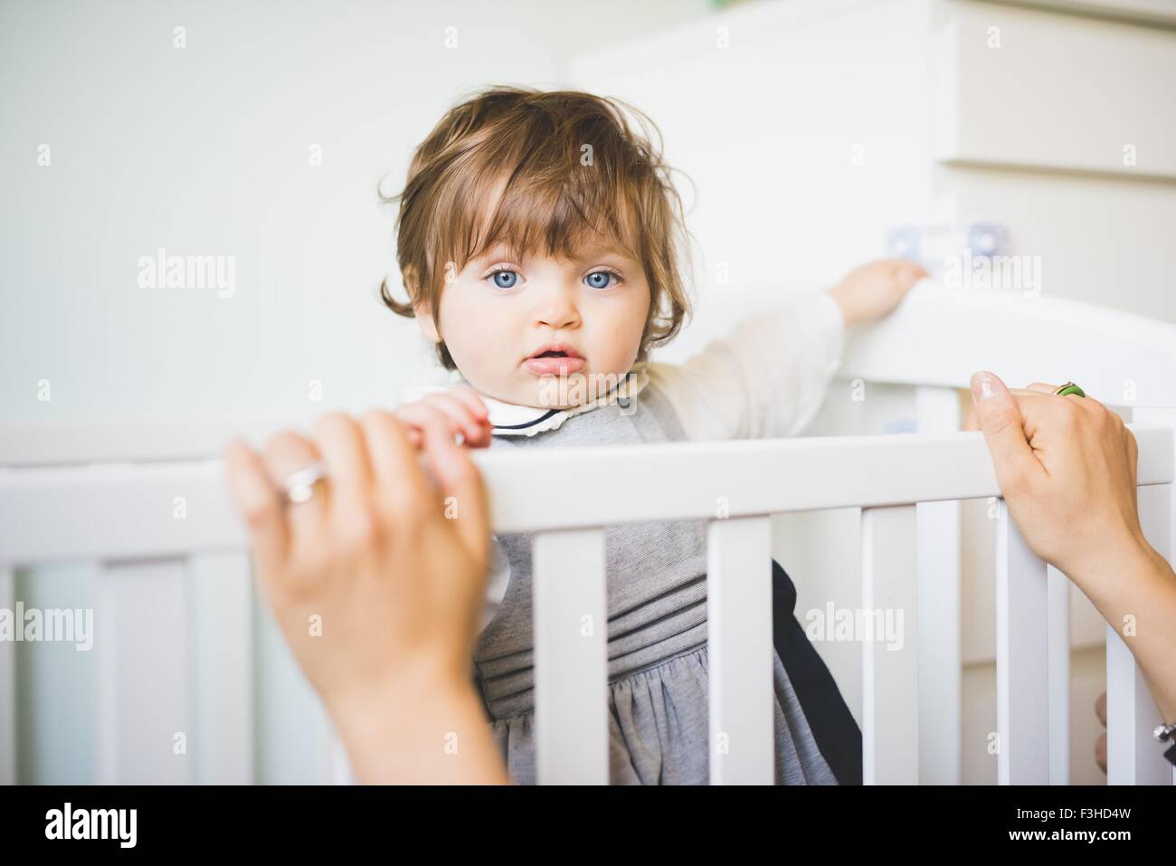 Ritratto di donna toddler decorrente dal presepe Foto Stock
