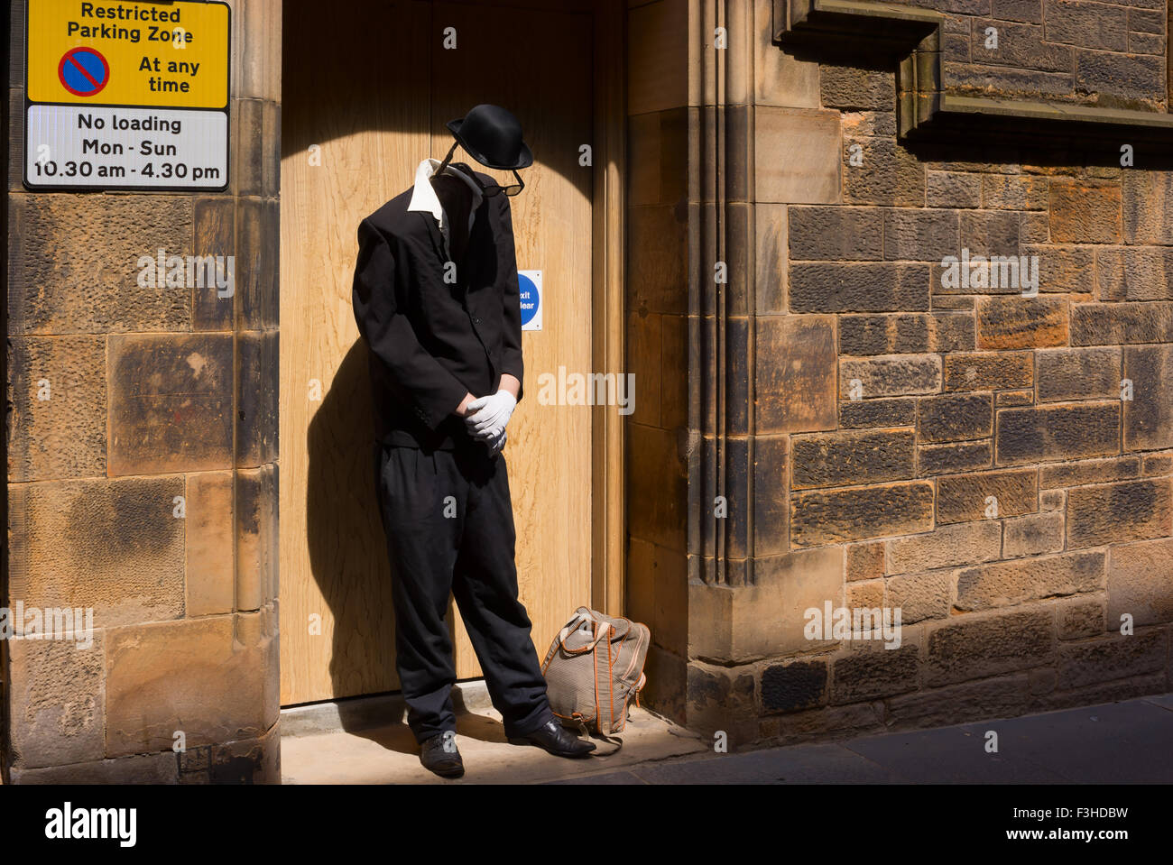 Edimburgo, Scozia - Giugno 11, 2015: statua vivente, artista di strada vestito da uomo invisibile di eseguire nella Città Vecchia di Edimburgo Foto Stock