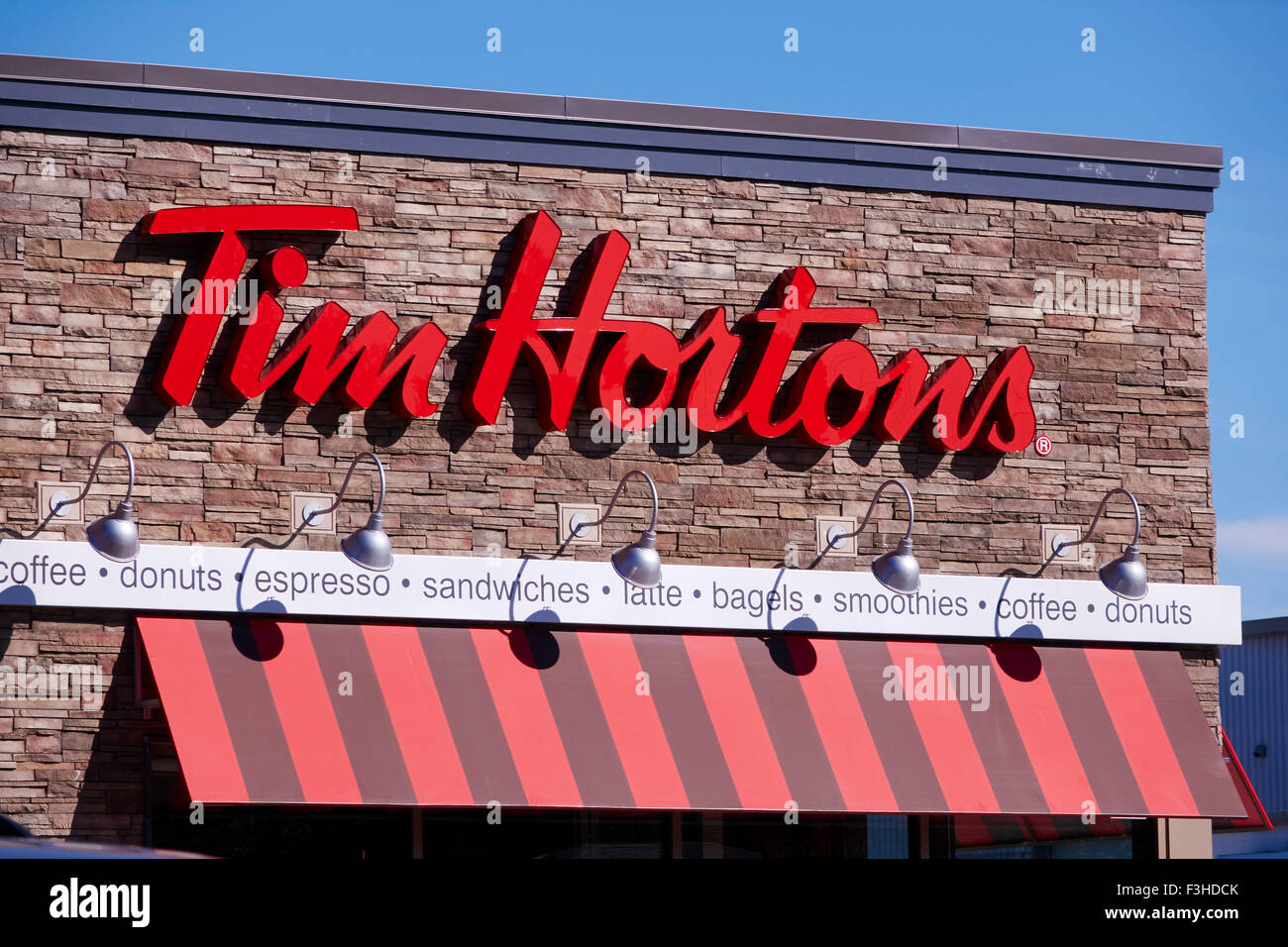 Il logo Tim Horton sull'esterno della catena di negozi di ciambelle e sandwich in Canada, Coffee Shop, Donut Shop, fast food, Foto Stock