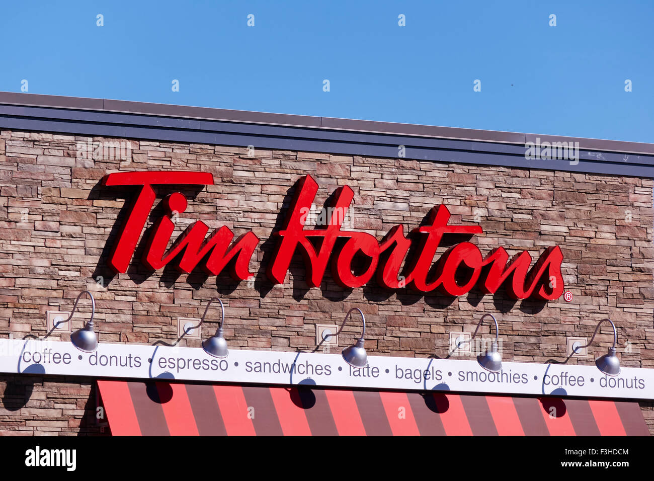 Tim Horton firmare all'esterno di un nuovo Corporate Design per la ciambella e Sandwich catena di negozi in Canada Foto Stock