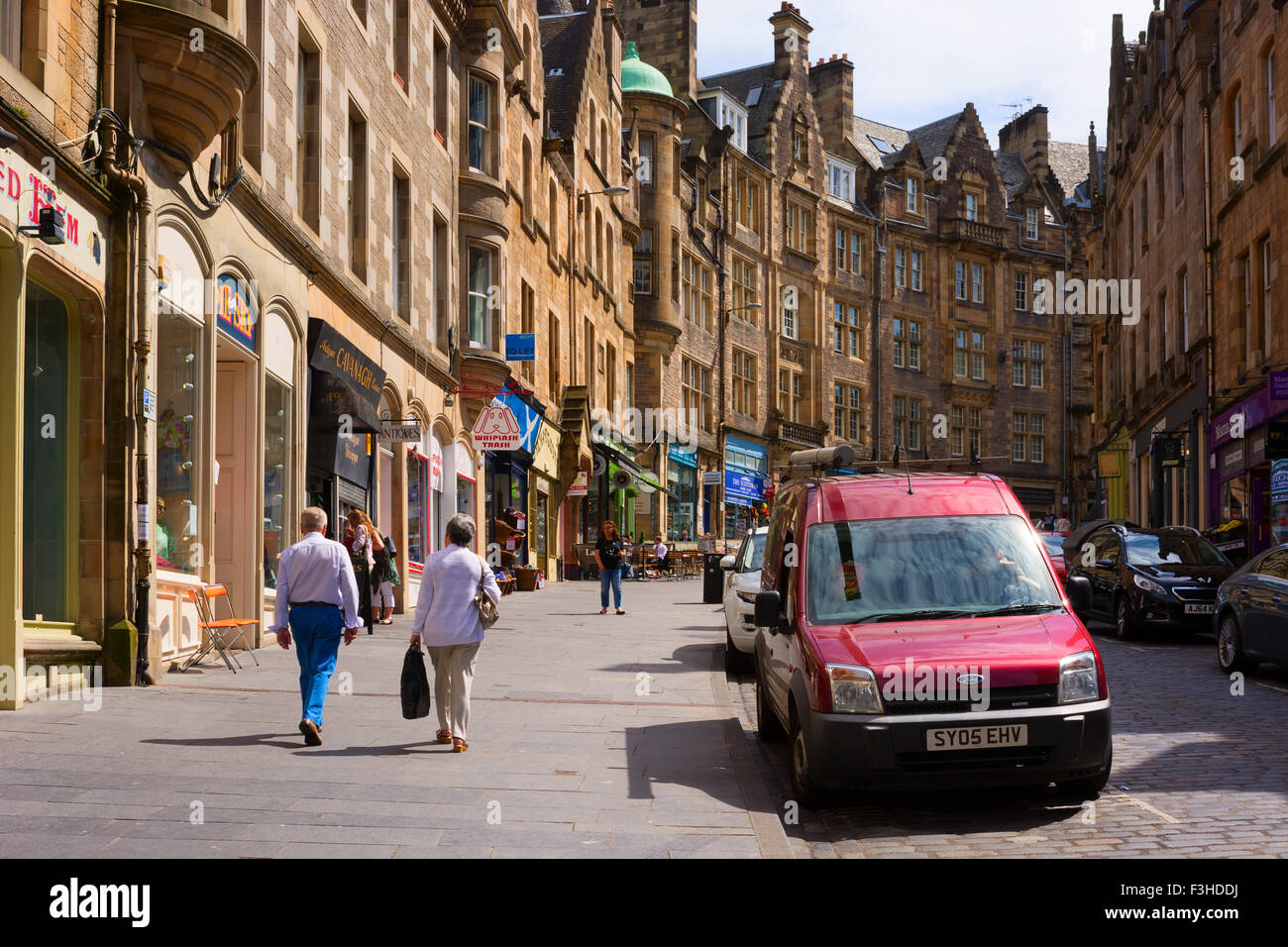 Edimburgo, Scozia - Giugno 11, 2015: Cockburn Street nella città vecchia con molti negozi e caffetterie. Una storica e turistica del street Foto Stock