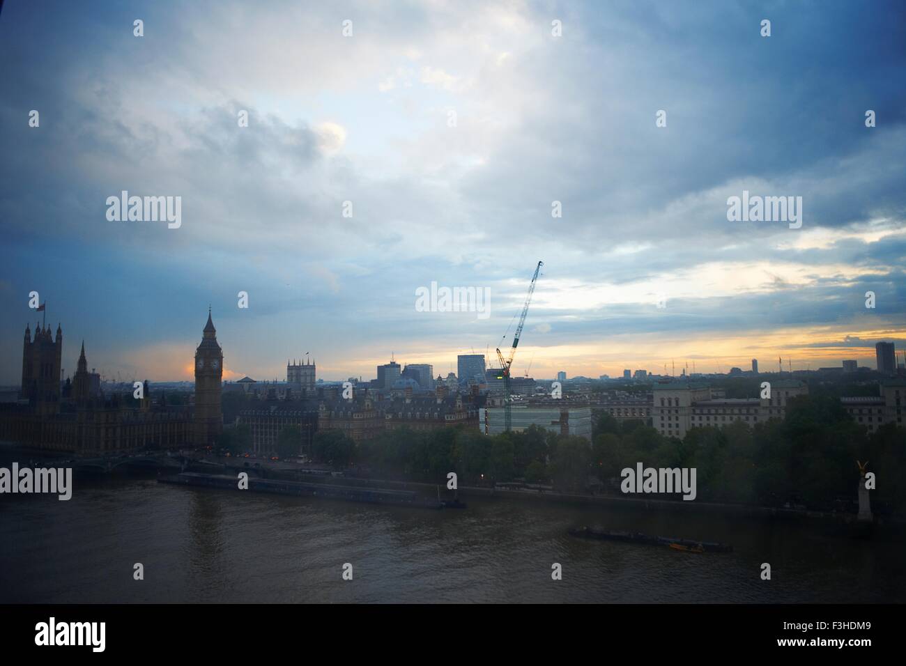 Angolo di alta vista sul Tamigi e il Palazzo di Westminster, all'alba, London, England, Regno Unito Foto Stock