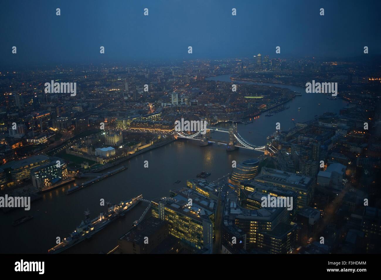 Paesaggio urbano dell'antenna del fiume Tamigi e il Tower Bridge di notte, Londra, Inghilterra, Regno Unito Foto Stock