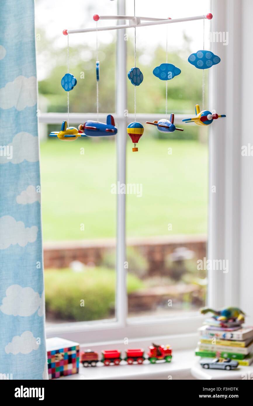 Aeroplano giocattolo mobile al bambino la finestra della camera Foto Stock