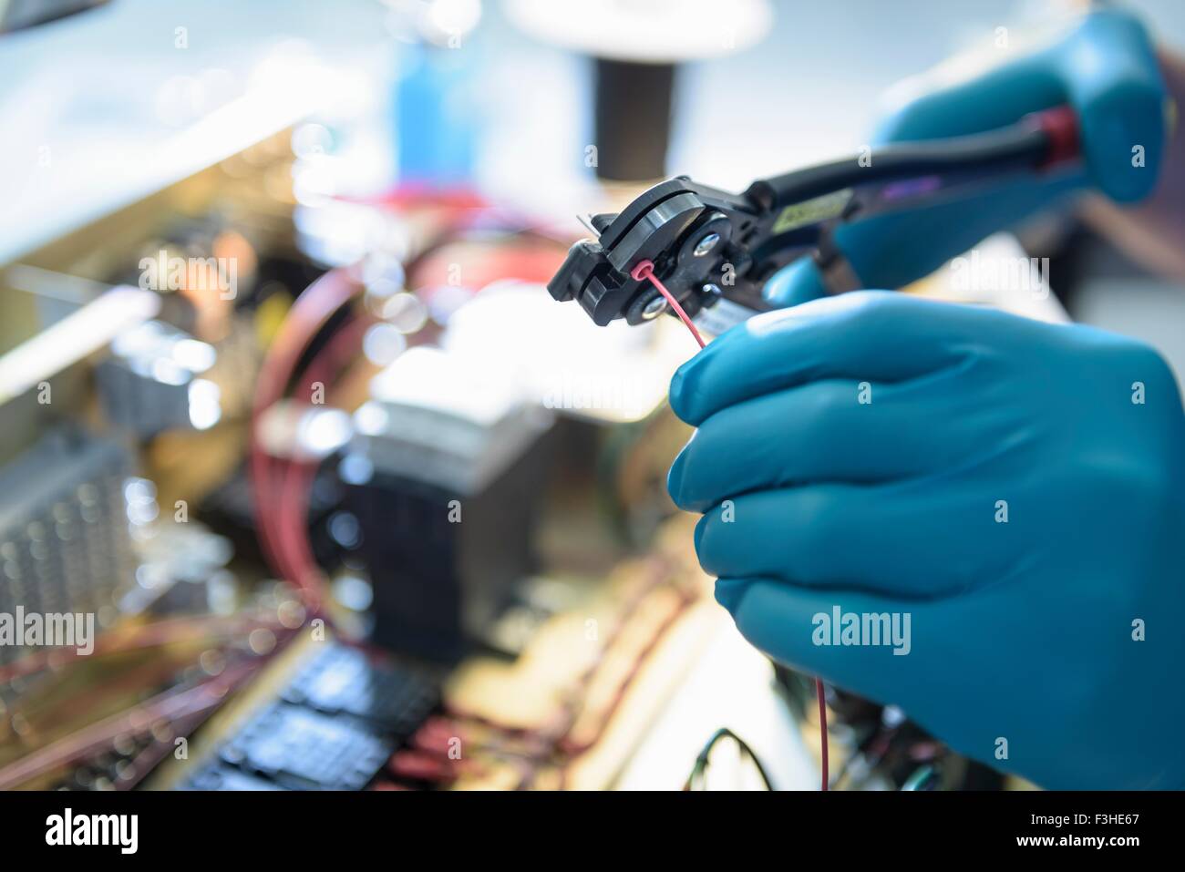 Lavoratore elettronica di assemblaggio in fabbrica di componenti elettronici, concentrarsi sulle mani Foto Stock