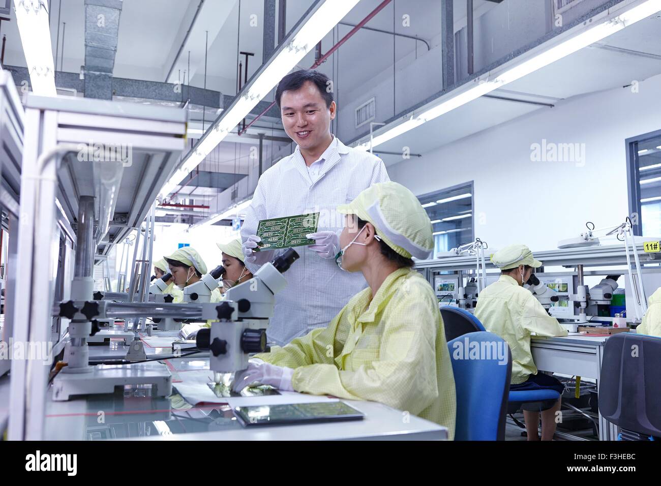 Supervisore supervisione controllo qualità vicina fabbrica di produzione flessibile di schede a circuito elettronico Foto Stock