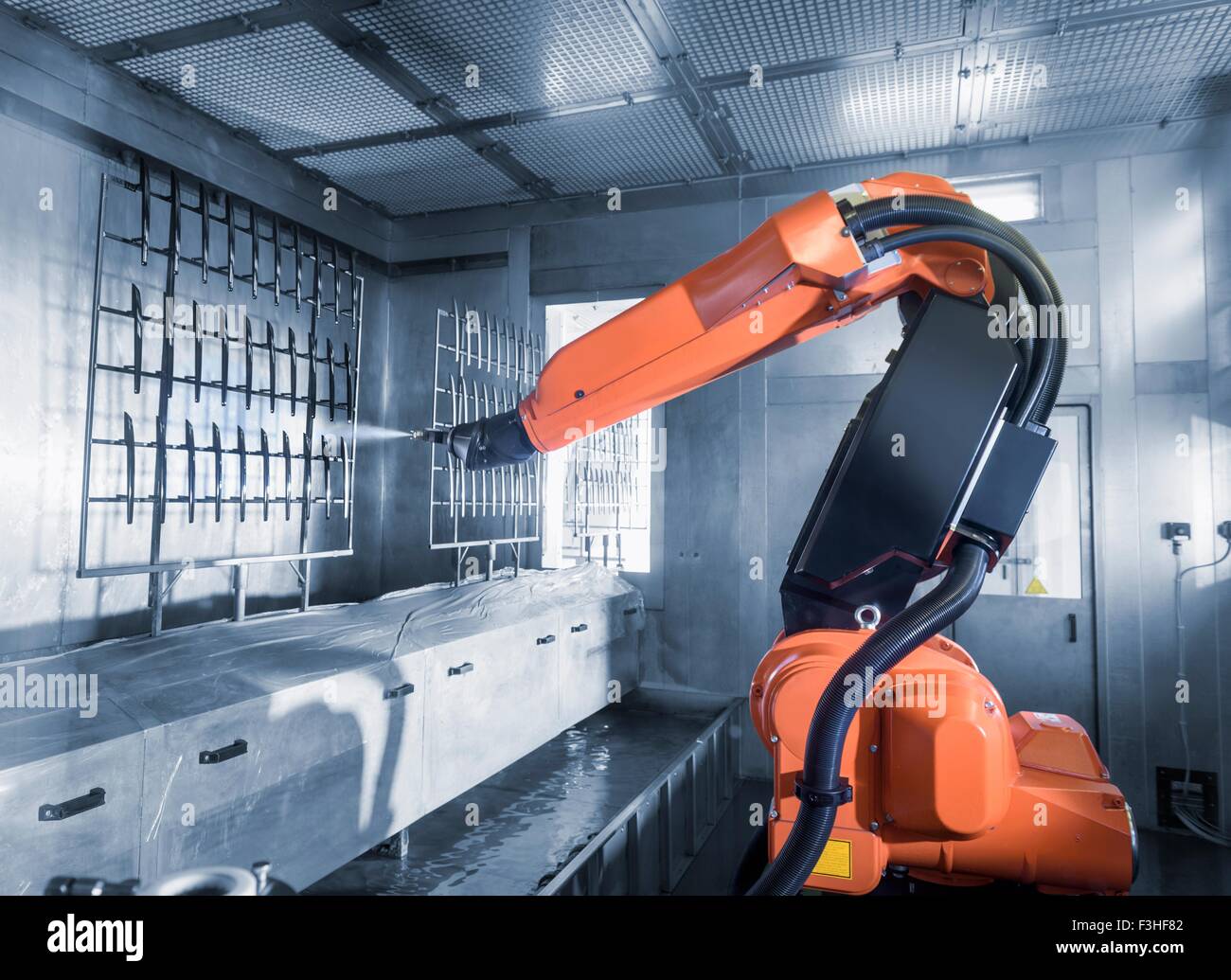 Robot di verniciatura a spruzzo di componenti automobilistici in vernice  spray factory Foto stock - Alamy
