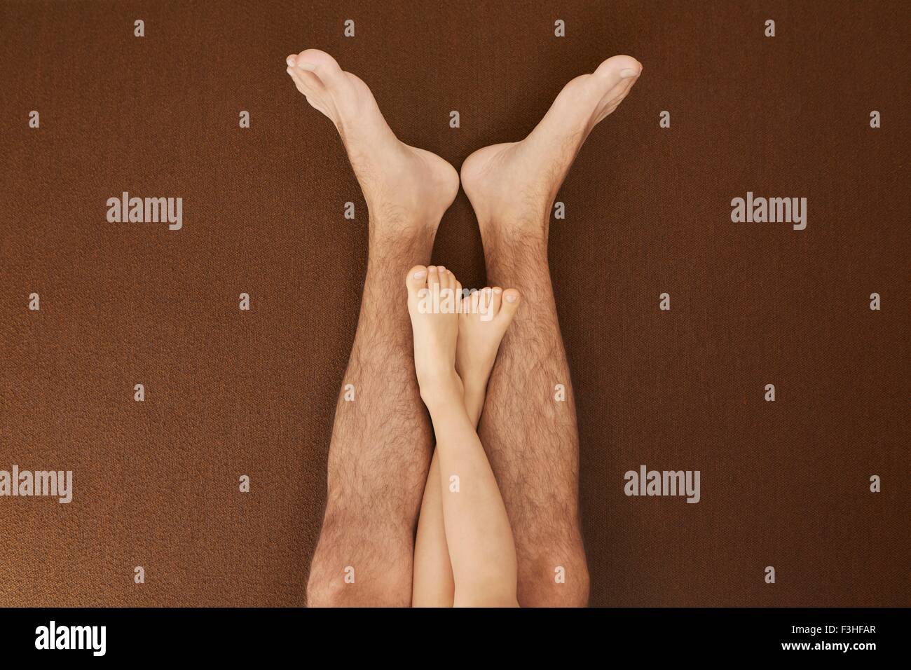 Bambino per le gambe sull'uomo per le gambe Foto Stock