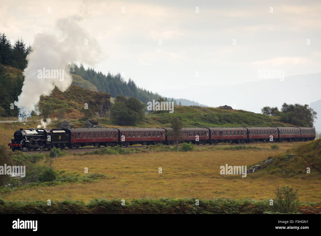 Il vapore Giacobita di treno che viaggia attraverso le Highlands scozzesi durante l autunno locomotiva (45407) Foto Stock