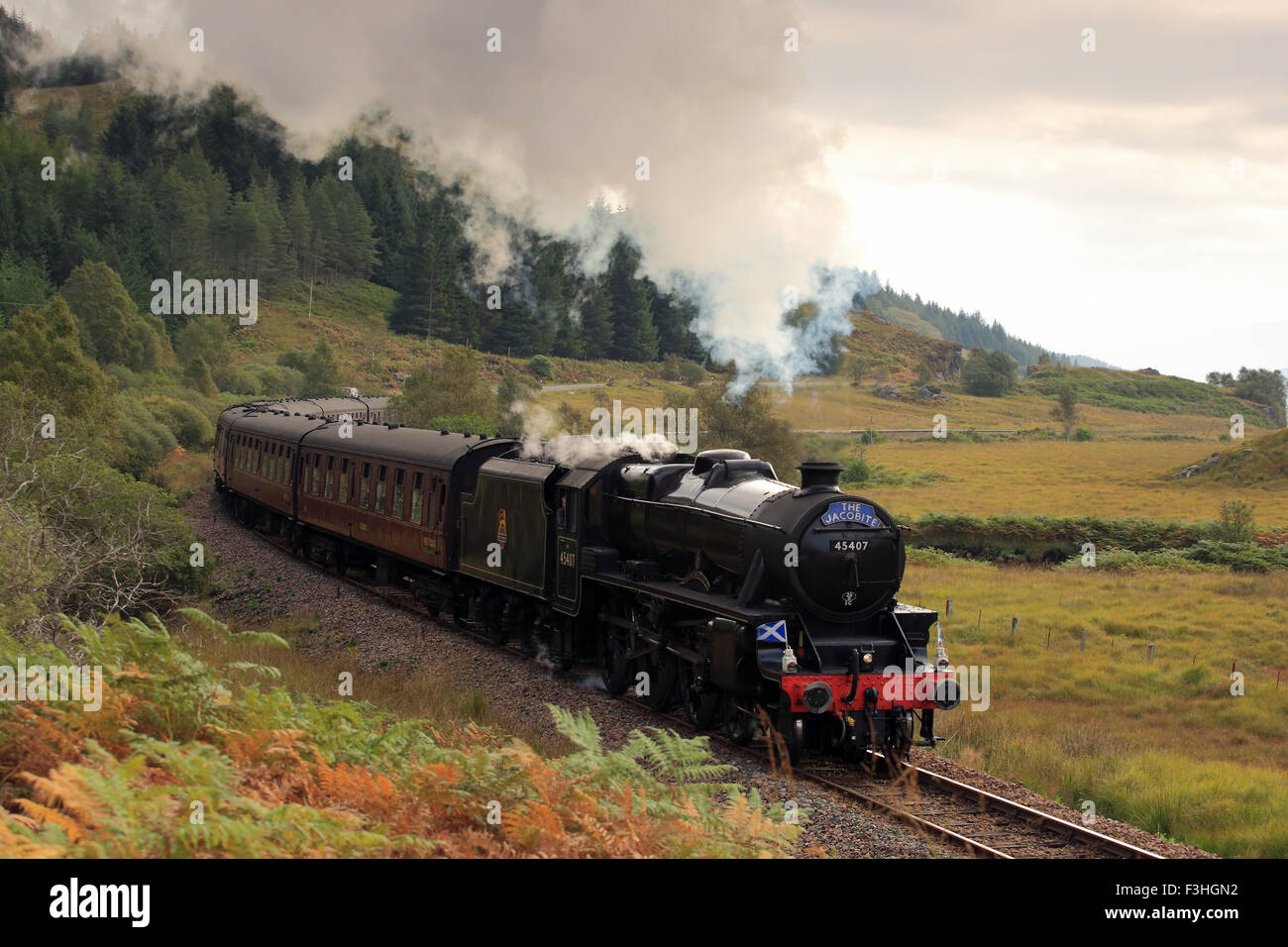 Il vapore Giacobita di treno che viaggia attraverso le Highlands scozzesi durante l autunno locomotiva (45407) Foto Stock