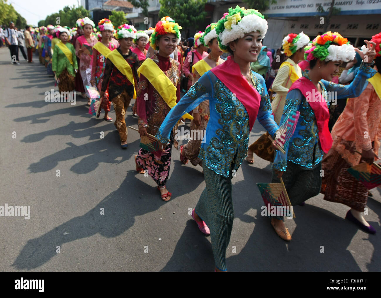 Indramayu, West Java, Indonesia. Xiv Feb, 2013. Un migliaio di partecipanti in costumi tradizionali assistere al festival Ngarot. Ngarot è una tradizionale cerimonia nel villaggio Lelea, Indramayu, West Java provincia. Di solito è tenuto durante la stagione delle piogge, insieme con l'arrivo del riso della stagione della semina. La parola Ngarot è detto di essere derivato dal sanscrito Ngaruwat che significa liberare te stesso di ogni macchia di peccato e di errore dovuto al comportamento di una persona o di un gruppo di persone in passato. Nel frattempo, secondo l'antica Sundanese, Ngarot significa bere. Anche la gente del posto lo chiamano Kasinoman, essere Foto Stock