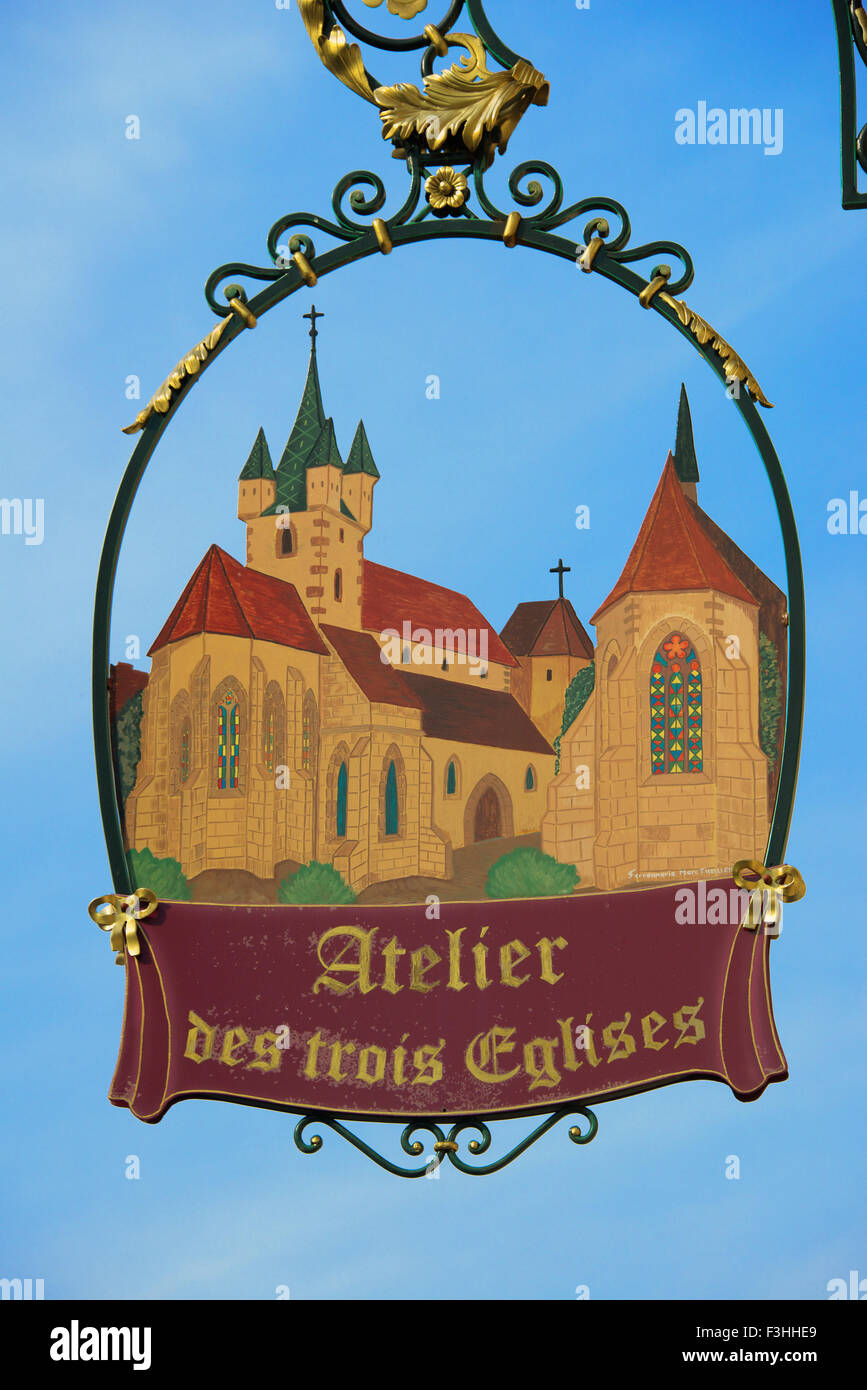 Tre chiese Workshop segno Hotel Riquewihr Alsace Francia Foto Stock Tre chiese Workshop segno Hotel Riquewihr Alsace Francia Foto Stock