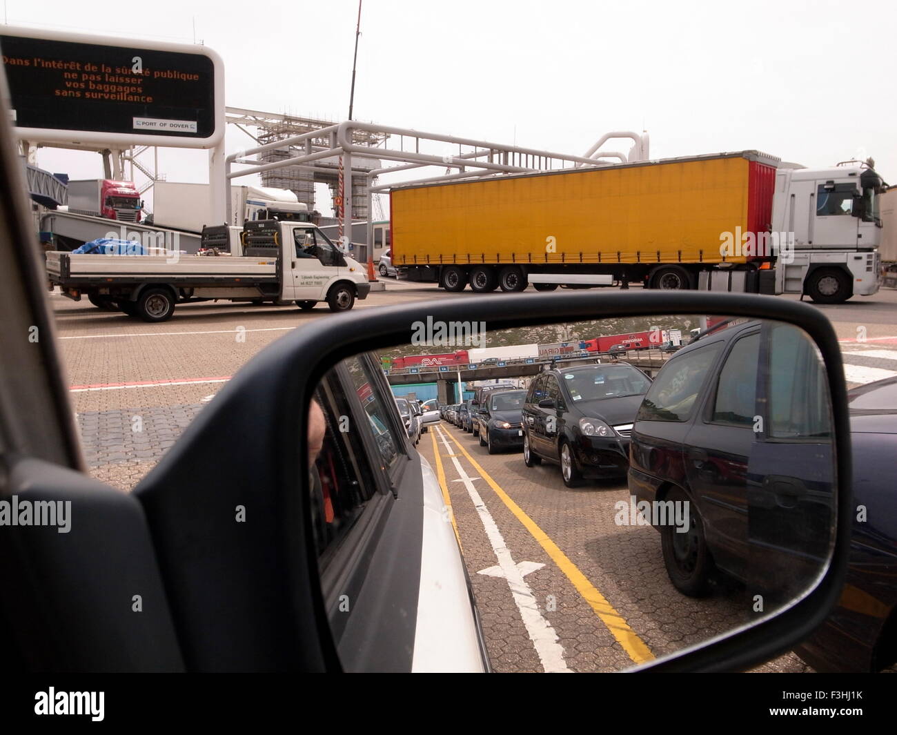 AJAXNETPHOTO. DOVER, Inghilterra. - Attraversare la porta del canale di traffico - un carrello lasciando un canale trasversale traghetto con una linea di veicoli in attesa di imbarcarsi. foto:JONATHAN EASTLAND/AJAX Ref: GR3 121506 13633 Foto Stock