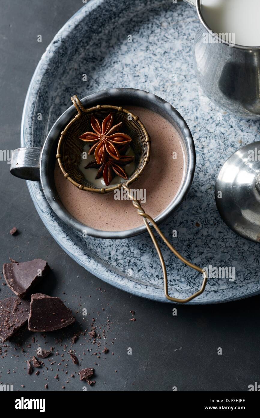 Il giorno dei morti' bere cioccolata calda 'Mexican champurrado' anice stellato, vaniglia e cannella Foto Stock