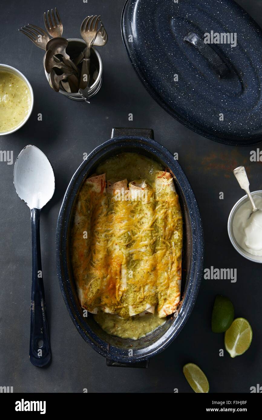 'Day dei morti' cibo con formaggio enchiladas e salsa verde Foto Stock