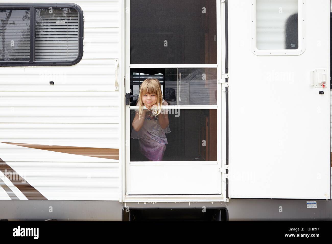 Ritratto di ragazza alla porta caravan Foto Stock