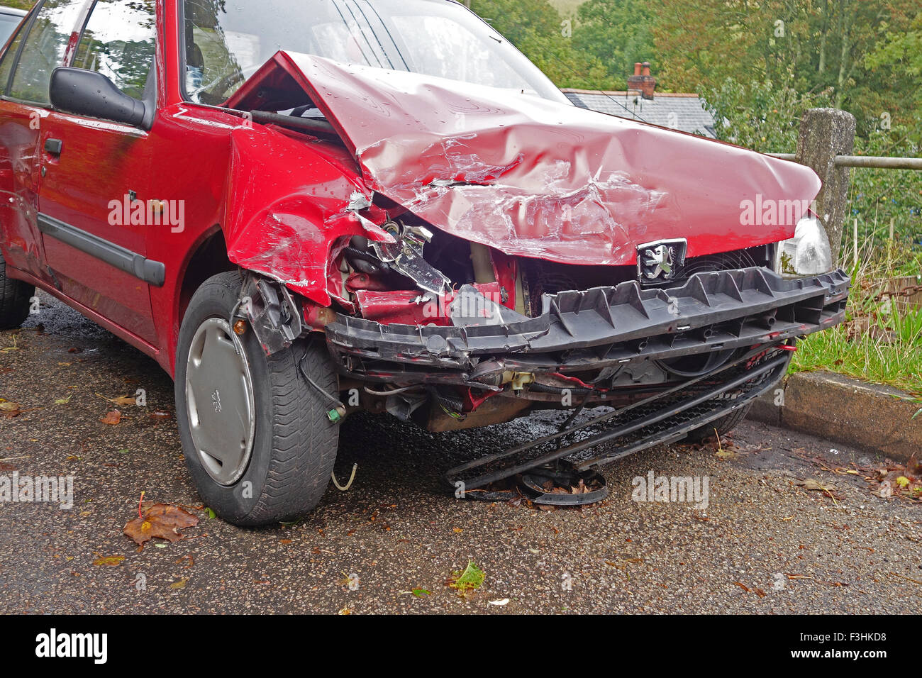 Una vettura gravemente danneggiata a seguito di un incidente Foto Stock