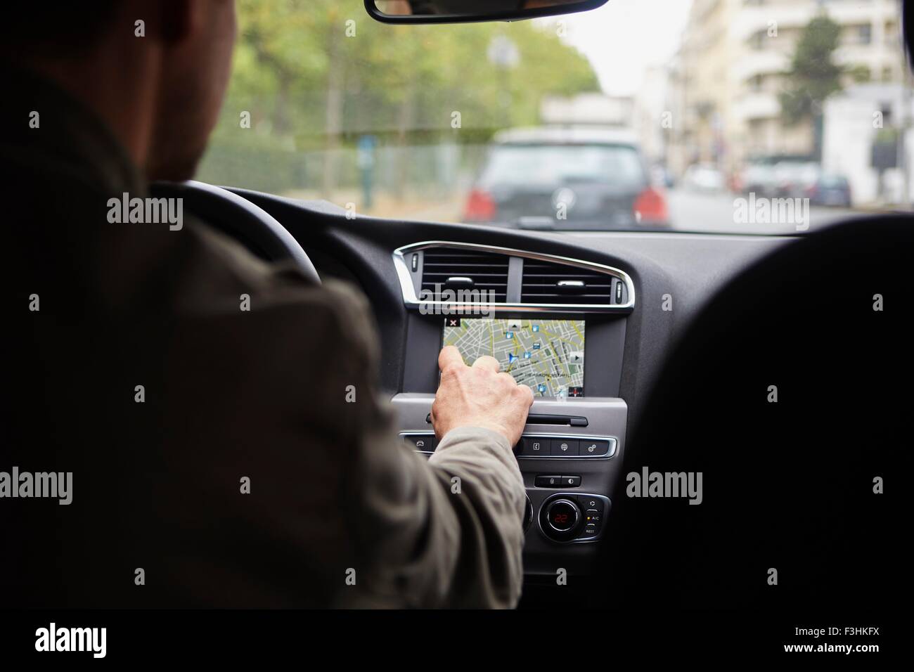 Metà uomo adulto seduto in auto, utilizzando il GPS Foto Stock