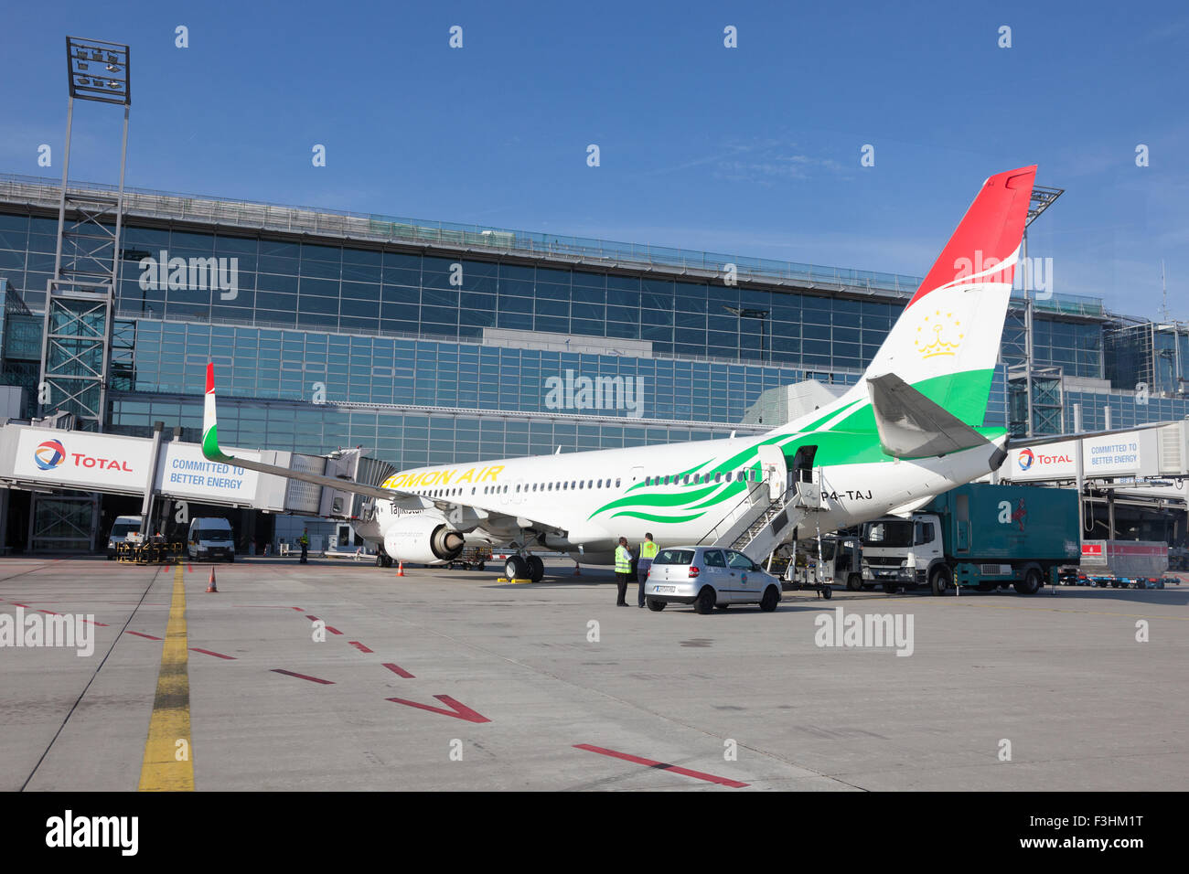 Tagikistan Somon Air aeromobili presso l aeroporto di Francoforte Foto Stock