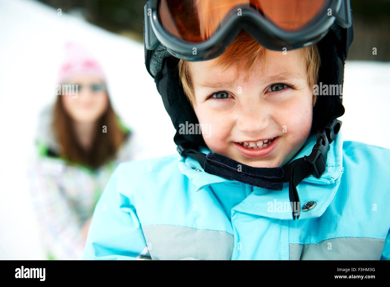 Ritratto di bimbi maschio indossando il casco da sci Foto Stock