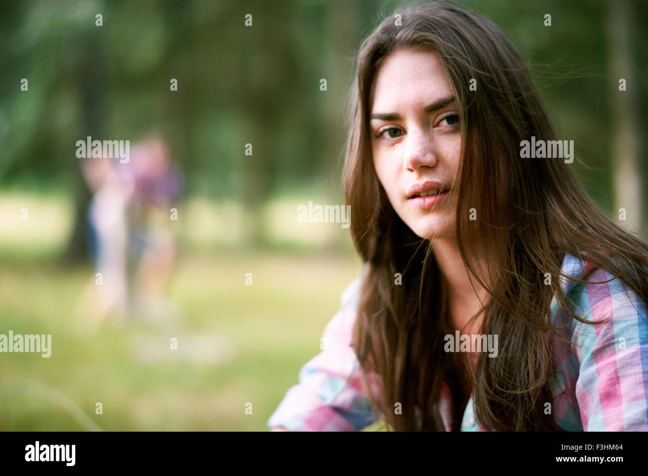 Ritratto di ragazza adolescente nel bosco Foto Stock