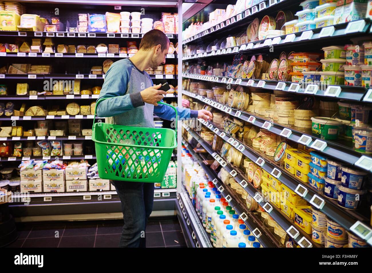 L'uomo shopping nel supermercato Foto Stock